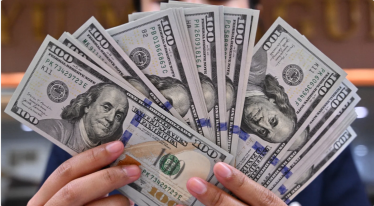 دلار ۱۲۰ هزار تومانی و تأثیر آن بر قیمت محصولات دیجیتال در پایتخت۱۳۶