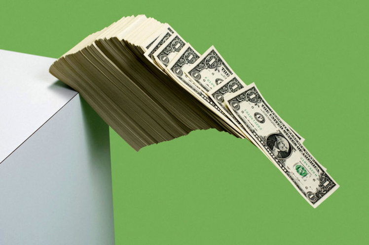 کاهش قیمت دلار و کاهش فوری قیمت محصولات اپل در پایتخت۱۳۶