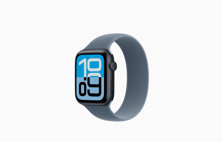 Apple Watch SE 3 44mm نمای جلو با بند سیلیکونی مشکی